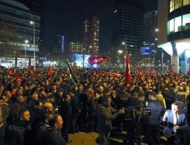 Τούρκοι διαδηλωτές έξω από το τουρκικό προξενείο στο Ρότερνταμ